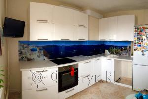 Фартук для кухни фото: синий и белый храм  ия на острове санторини, греция, заказ #КР-32, Белая кухня.