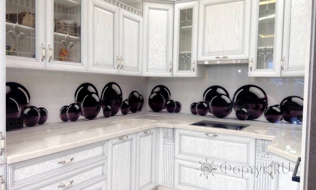 Фартук для кухни фото: скинали для угловой кухни - черные 3d шары, заказ #ИНУТ-374, Белая кухня.