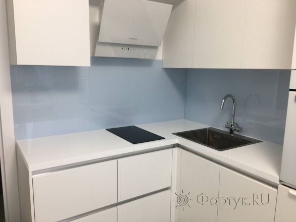Фартук для кухни фото: скинали для угловой кухни - однотонный цвет, заказ #КРУТ-2526, Белая кухня.