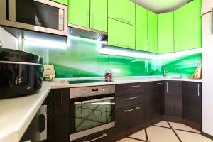 Фартук с фотопечатью фото: скинали для угловой кухни - зеленые волны, заказ #УТ-1203, Коричневая кухня.