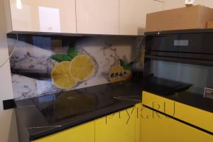 Скинали для кухни фото: сочные цитрусы в воде и в абстрактных волнах, заказ #ИНУТ-10790, Желтая кухня.