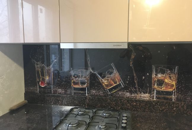 Скинали для кухни фото: стаканы напитков со льдом и брызгами на черном фоне, заказ #КРУТ-285, Желтая кухня.