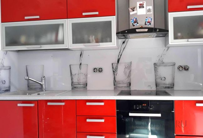 Скинали фото: стаканы с водой, заказ #ИНУТ-1725, Красная кухня. Изображение 112464