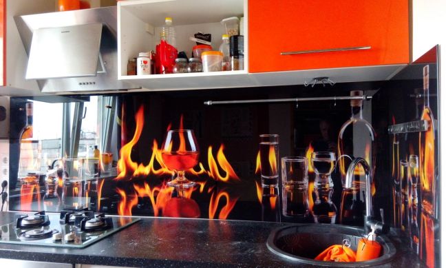 Фартук стекло фото: стеклянные бокалы коньяка в пламени пожара на черном фоне, заказ #ГМУТ-145, Оранжевая кухня.