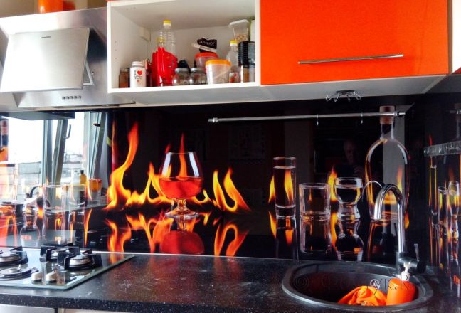 Фартук стекло фото: стеклянные бокалы коньяка в пламени пожара на черном фоне, заказ #ГМУТ-145, Оранжевая кухня. Изображение 198368