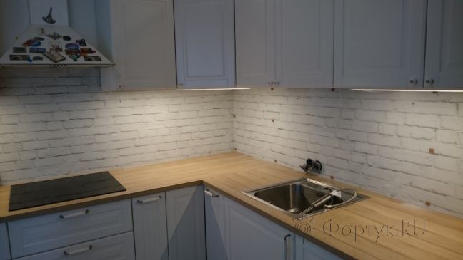 Фартук для кухни фото: стена, заказ #КРУТ-130, Белая кухня.