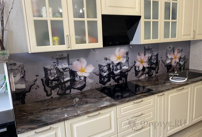 Фартук для кухни фото: таящие льдинки и орхидеи на темном фоне, заказ #КРУТ-3041, Белая кухня. Изображение 300222