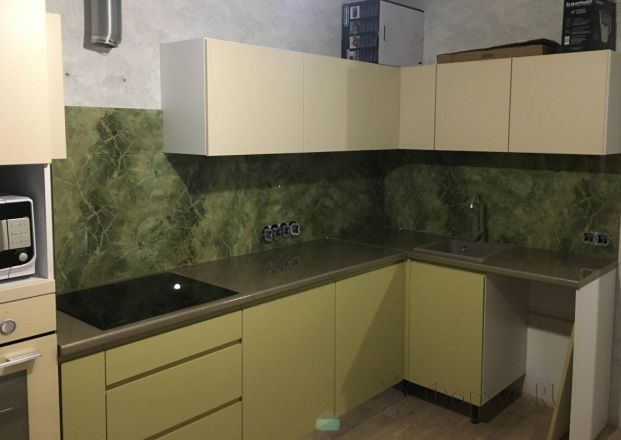 Скинали для кухни фото: текстура мрамора, заказ #КРУТ-2401, Зеленая кухня.