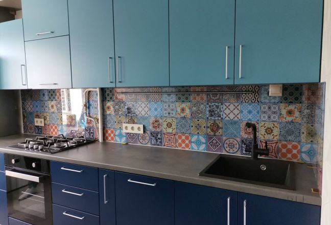 Стеклянная фото панель: текстура плитки, заказ #ИНУТ-9272, Синяя кухня.