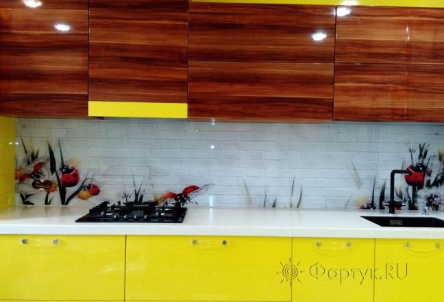 Скинали для кухни фото: текстура стены и божьи коровки, заказ #УТ-1042, Желтая кухня. Изображение 111824