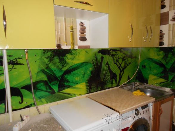 Скинали для кухни фото: тени животных на зеленом фоне, заказ #УТ-2308, Желтая кухня.
