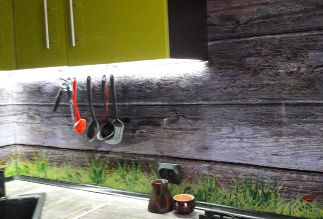 Скинали для кухни фото: трава на фоне деревянного забора, заказ #КРУТ-031, Зеленая кухня. Изображение 147102