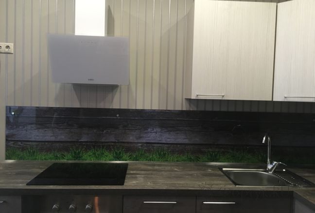 Стеновая панель фото: трава на фоне деревянного забора, заказ #КРУТ-655, Серая кухня. Изображение 147102