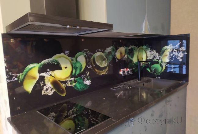 Стеновая панель фото: цитрусовые фрукты на черном фоне в брызгах воды , заказ #ИНУТ-8477, Серая кухня. Изображение 265842