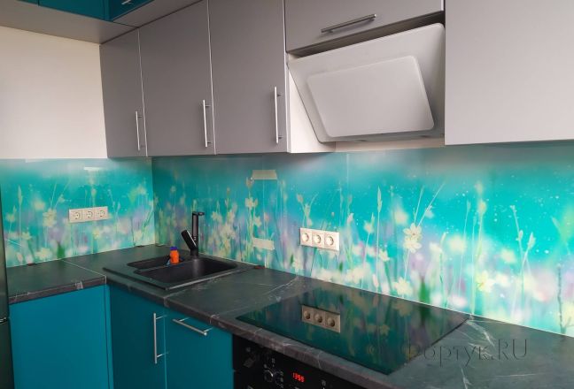Стеклянная фото панель: цветочная поляна, заказ #ИНУТ-10747, Синяя кухня. Изображение 335100