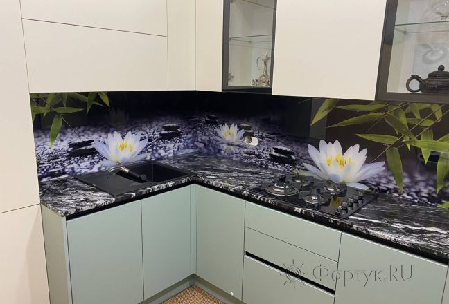 Стеновая панель фото: цветущие лилии на воде, заказ #КРУТ-3626, Серая кухня. Изображение 185626