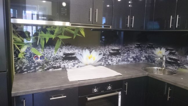 Скинали фото: цветущие лилии на воде
, заказ #КРУТ-035, Черная кухня.
