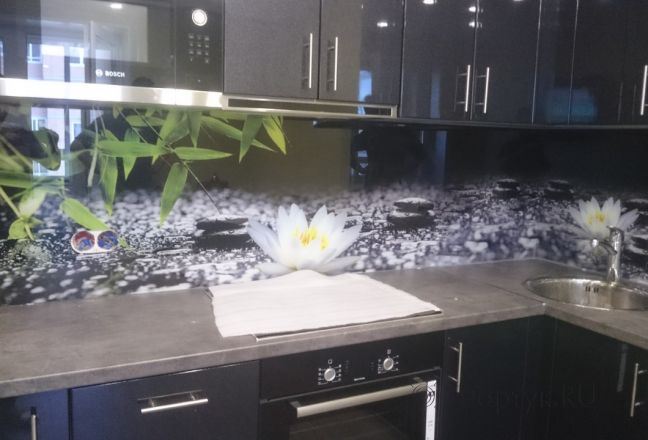 Скинали фото: цветущие лилии на воде
, заказ #КРУТ-035, Черная кухня. Изображение 185626