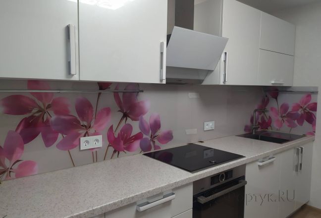 Фартук для кухни фото: цветы на белом фоне, заказ #ИНУТ-10051, Белая кухня.