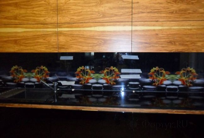 Фартук с фотопечатью фото: цветы на камнях., заказ #SN-9, Коричневая кухня. Изображение 112070