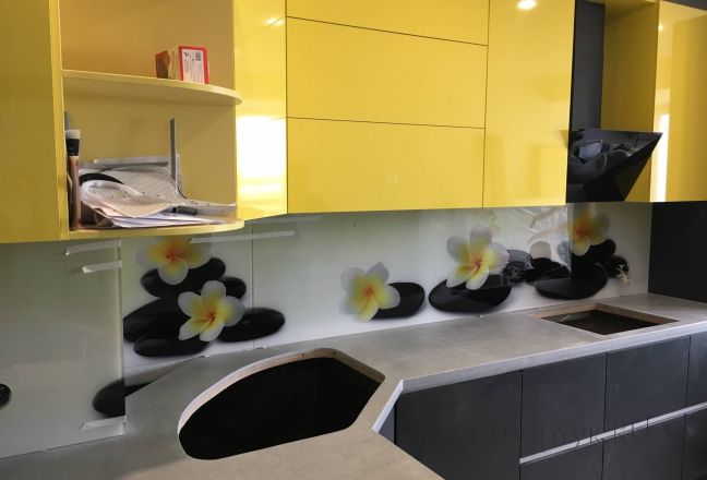 Скинали для кухни фото: цветы на камнях, заказ #КРУТ-2194, Желтая кухня. Изображение 87858