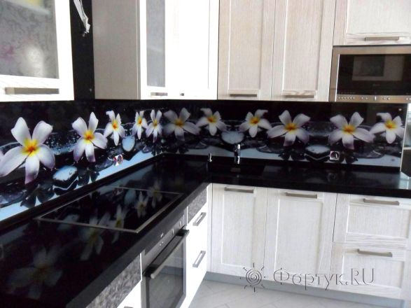 Фартук для кухни фото: цветы на камушках в воде., заказ #S-634, Белая кухня.
