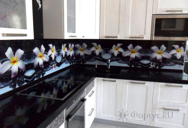 Фартук для кухни фото: цветы на камушках в воде., заказ #S-634, Белая кухня.