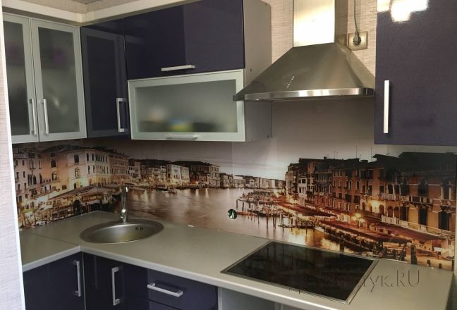 Стеклянная фото панель: вечерний город, заказ #КРУТ-2633, Синяя кухня.