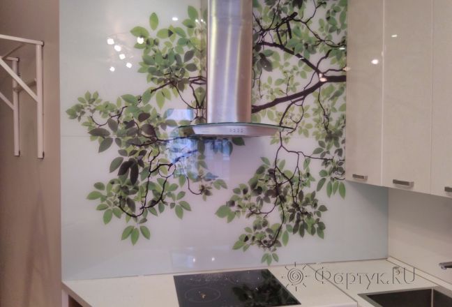 Фартук для кухни фото: ветка дерева с зелеными листьями на белом фоне, заказ #ИНУТ-218, Белая кухня.