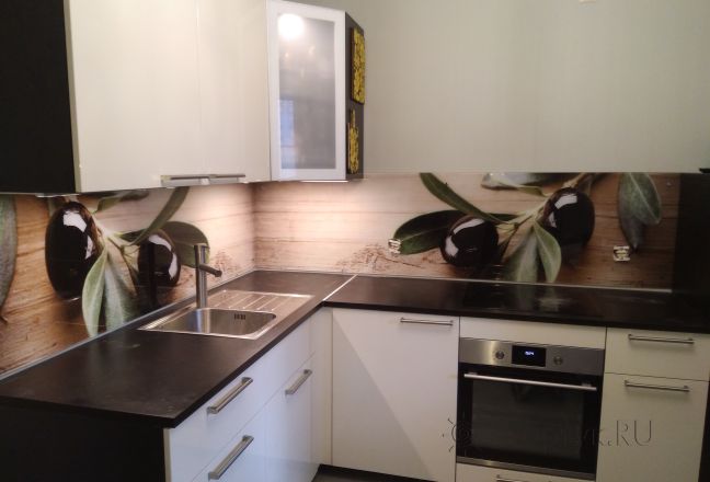 Фартук для кухни фото: ветка оливы на древесном фоне, заказ #ГМУТ-585, Белая кухня. Изображение 111836