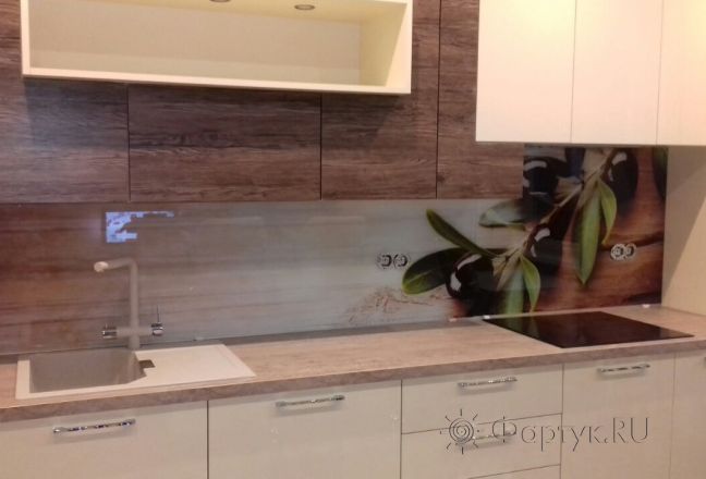 Фартук для кухни фото: ветка оливы на древесном фоне, заказ #ИНУТ-468, Белая кухня. Изображение 111836