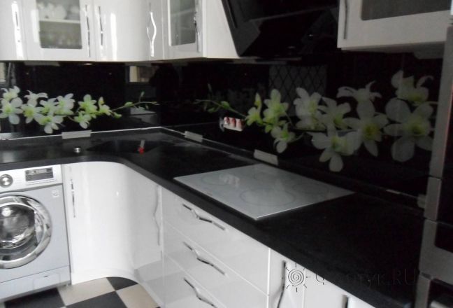 Фартук для кухни фото: ветка орхидеи на черной текстуре., заказ #S-691, Белая кухня. Изображение 111350