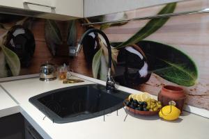 Стеновая панель фото: ветки маслины, заказ #ИНУТ-4704, Серая кухня.