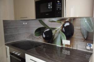 Фартук для кухни фото: ветки оливы , заказ #УТ-191, Белая кухня.