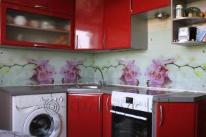 Скинали фото: ветки орхидеи с каплями росы., заказ #УТ-022, Красная кухня.