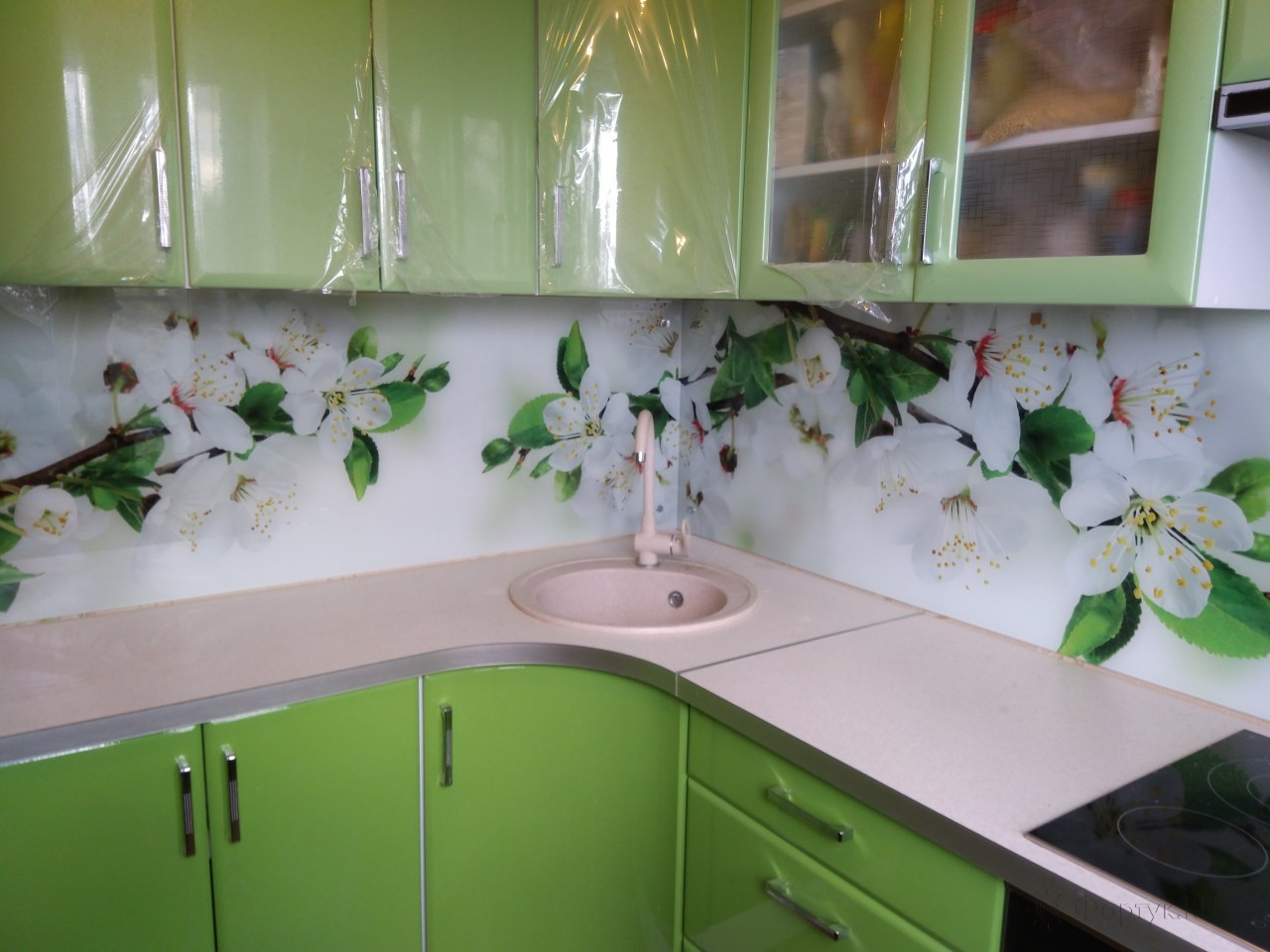 Кухонный гарнитур с фартуком яблоневые цветы