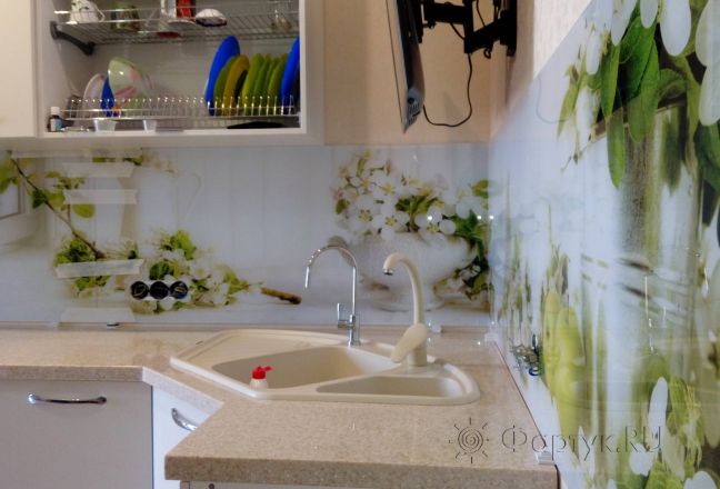 Фартук для кухни фото: ветки цветущего дерева в вазах на столе, заказ #ИНУТ-135, Белая кухня. Изображение 204774
