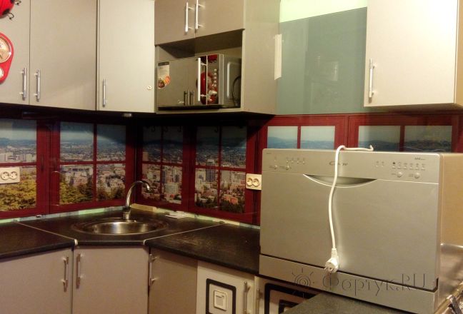 Стеновая панель фото: вид из окна с деревянными рамами, заказ #ИНУТ-584, Серая кухня.