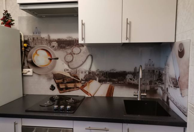 Фартук для кухни фото: вид на город и рабочий стол, заказ #ИНУТ-14488, Белая кухня. Изображение 277982