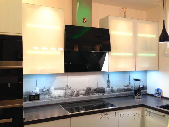 Фартук для кухни фото: вид на город в черно-белом цвете., заказ #S-150, Белая кухня.