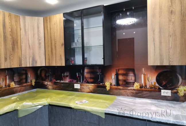 Стеновая панель фото: винные бочки, вино на деревянном столе, заказ #ИНУТ-10778, Серая кухня. Изображение 113298