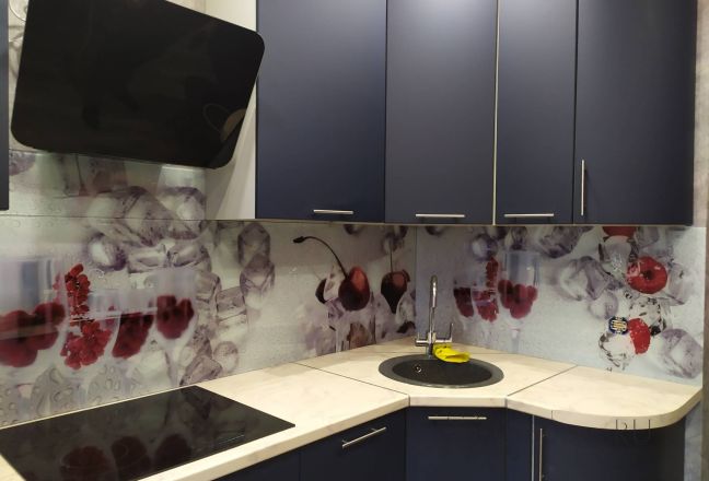 Стеклянная фото панель: вишня и кубики льда, заказ #ИНУТ-5725, Синяя кухня. Изображение 112106