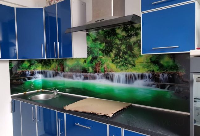 Стеклянная фото панель: водопад в лесу, заказ #ИНУТ-8761, Синяя кухня.