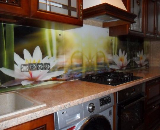 Фартук с фотопечатью фото: водяные лилии в лучах солнечного света., заказ #S-1027, Коричневая кухня.