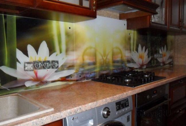Фартук с фотопечатью фото: водяные лилии в лучах солнечного света., заказ #S-1027, Коричневая кухня. Изображение 111902