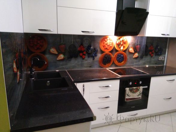 Фартук для кухни фото: ягодное изобилие, заказ #ИНУТ-67, Белая кухня.