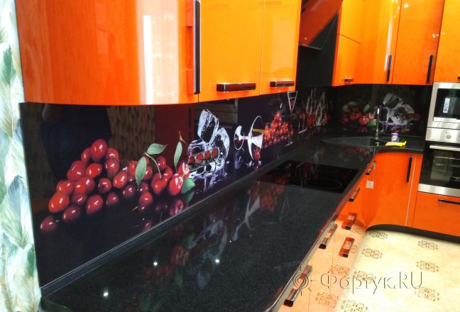 Фартук стекло фото: ягоды и кубики льда на черном фоне, заказ #ИНУТ-765, Оранжевая кухня. Изображение 204682
