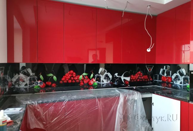 Скинали фото: ягоды и кубики льда на черном фоне, заказ #ИНУТ-11318, Красная кухня.