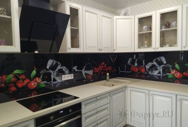 Фартук для кухни фото: ягоды и кубики льда на черном фонеягоды и кубики льда на черном фоне, заказ #ИНУТ-11622, Белая кухня.