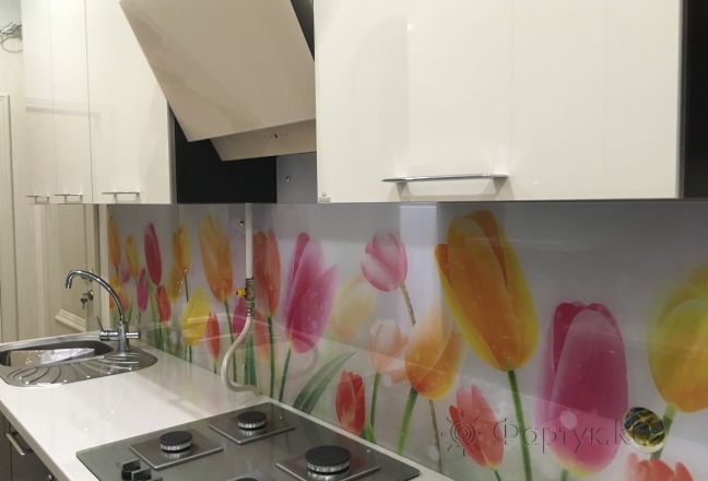 Фартук для кухни фото: яркие тюльпаны, заказ #КРУТ-416, Белая кухня. Изображение 185658